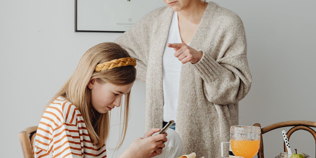 Como lidar com filhotes que choram por atenção